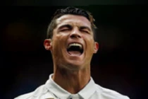 Những kiểu “giận dỗi” chết cười của cầu thủ khi bị thay ra sân