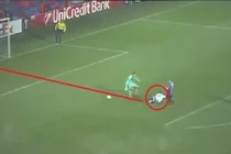 20 pha ghi bàn may mắn nhất mọi thời đại 