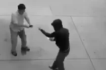 Gặp cướp giữa đường, sợ đến... tè ra quần