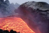 Núi lửa lớn nhất châu Âu phun trào dung nham đỏ rực