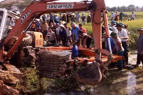 Nam thanh niên bị máy xúc của mình đè chết ở Nghệ An