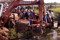 Nam thanh niên bị máy xúc của mình đè chết ở Nghệ An