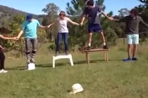 Video cười vỡ bụng: Gặp nạn vì tính tò mò