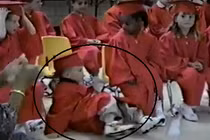 Cười vỡ bụng với những tai nạn trong ngày tốt nghiệp 