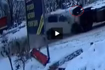 Ô tô đâm xe đầu kéo, bé trai may mắn thoát chết