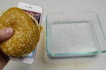 Xem iPhone 6S bị “hủy diệt” bằng axit và bánh mỳ kẹp thịt