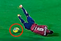 20 tình huống hài hước nhất trên sân cỏ