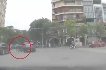 Bất chấp vượt đèn đỏ, xe máy đâm ô tô văng mạnh xuống đường