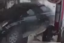 Kinh hoàng xe điên lao sầm sập, đâm nát nhà hàng đông người