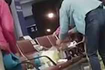 Chờ máy bay, khách Trung Quốc vô tư nấu ăn giữa phòng chờ