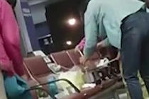 Chờ máy bay, khách Trung Quốc vô tư nấu ăn giữa phòng chờ