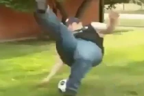 Thán phục chàng béo, sút một cái... nổ trái bóng