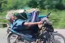 Cụ ông gây choáng với màn lái xe đùa giỡn tử thần