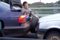 Kiểu cứu hộ ô tô cực bá đạo của trai trẻ