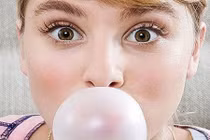 Điều gì xảy ra khi nuốt bã kẹo cao su?