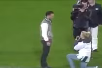 Cô gái quỳ gối cầu hôn bạn trai trên sân bóng và cái kết phũ phàng