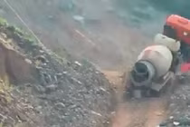 Chở nặng lên dốc, xe bồn chổng bánh lên trời