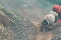 Chở nặng lên dốc, xe bồn chổng bánh lên trời