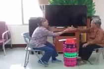 Cười vỡ bụng với trò oẳn tù tì ăn gậy phiên bản các cụ