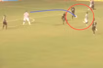 Đường chuyền bóng tuyệt đẹp như có mắt ở sau lưng