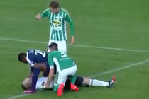 Tiền đạo nhanh trí cứu sống thủ môn đối phương