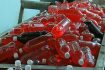 Kinh hoàng công nghệ sản xuất nước ngọt bẩn