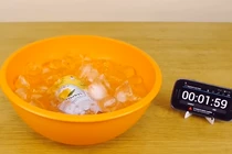 Mẹo làm nước lạnh siêu nhanh không cần tủ lạnh