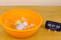 Mẹo làm nước lạnh siêu nhanh không cần tủ lạnh