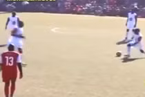 Những pha bóng siêu hài hước trong trận đấu ở châu Phi