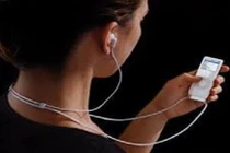 Đeo tai nghe nhét trong nguy hiểm như thế nào?