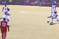 Những pha bóng siêu hài hước trong trận đấu ở châu Phi