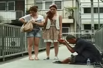 Gái xinh vạch trần chiêu lừa đảo ăn xin bằng... thạch sùng