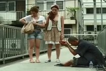 Gái xinh vạch trần chiêu lừa đảo ăn xin bằng... thạch sùng