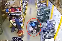 “Nữ quái” vào siêu thị, nhét cả két nước ngọt giấu dưới váy