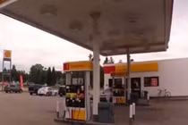 Kỳ lạ trạm xăng chỉ giảm giá cho người mang súng