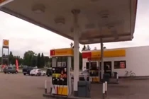 Kỳ lạ trạm xăng chỉ giảm giá cho người mang súng