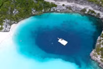 Video: Hố xanh bí ẩn giữa lòng đại dương