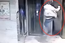 Xông phi đạp vỡ cửa thang máy, nam thanh niên gãy cả 2 chân