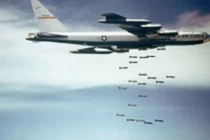 Pháo đài bay B-52 phô diễn kỹ năng ném bom rải thảm