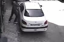 Táo tợn cạy cửa ô tô để trộm đồ trong nháy mắt