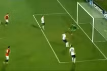 Những tình huống cực hài trong bóng đá