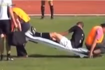 Những tình huống cứu thương hài hước trong bóng đá