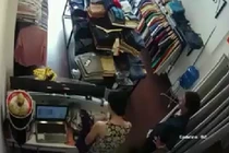 Nữ nhân viên bán hàng giả ngất để thoát khỏi tên cướp man rợ