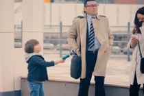 Phản ứng đáng ngẫm của trẻ em khi “nhặt được của rơi“