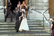 Video hài: Đám cưới náo loạn bởi tay thợ ảnh láu cá