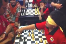 Cậu bé bịt mắt chơi cờ vua gây xôn xao