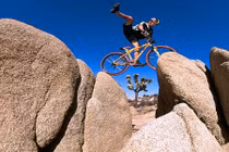 Những màn biểu diễn xe đạp khó tin nhất quả đất