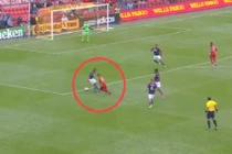 Hai pha “xâu kim” liên tiếp hiếm có trong bóng đá