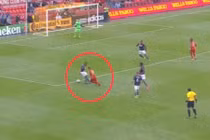 Hai pha “xâu kim” liên tiếp hiếm có trong bóng đá