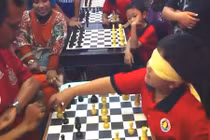 Cậu bé bịt mắt chơi cờ vua gây xôn xao